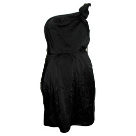 Bcbg Max Azria-Un vestido de cóctel con hombros-Negro