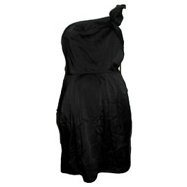 Bcbg Max Azria Une robe de cocktail aux épaules Noir