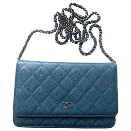 Chanel-Carteira CHANEL em corrente em couro azul caviar-Azul
