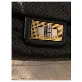 Chanel-Perforierte CHANEL-Tasche 2,55-Schwarz