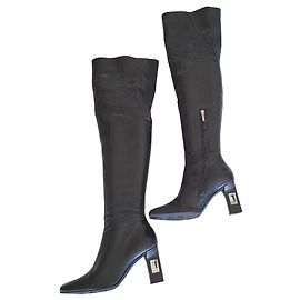 Charles Jourdan Overknee-Stiefel mit Absatzlogo. Schwarz