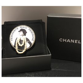 Chanel-Broche de Chanel, Gabrielle Chanel , Nuevo nunca usado.-Blanco,Dorado,Avellana