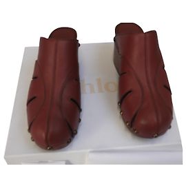 Mules Chloé Sandali Rosso Bordeaux Pelle con Borchie Bordò