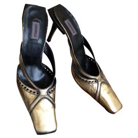 Karl Lagerfeld-Zapatos dorados con zapatos de cuero negros de Karl Lagerfeld-Dorado