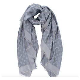 louis vuitton m75120 with a slight pulled thread Silvery