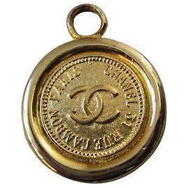 Chanel Médaillon cambon. Doré