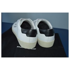 Saint Laurent-sneaker low-profile con strisce traforate sui lati, stelle in pelle metallizzata, scritta sl/06 in rilievo alla caviglia, linguetta posteriore con logo saint laurent impresso e suola in gomma a contrasto.-White