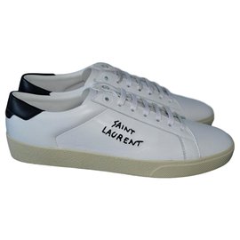 Saint Laurent-sneaker low-profile con strisce traforate sui lati, stelle in pelle metallizzata, scritta sl/06 in rilievo alla caviglia, linguetta posteriore con logo saint laurent impresso e suola in gomma a contrasto.-White