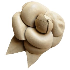 Kamelie Chanel Brosche Beige