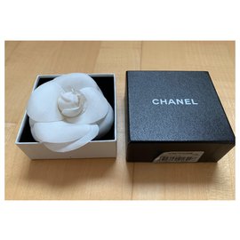 Chanel-Alfinetes e broches-Branco