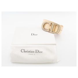 Cinto Dior CD em couro granulado marfim com fivela “CD” icônica Bege