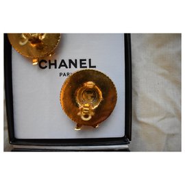 Chanel-Clip Chanel vintage in oro con cappello di paglia tonica e orecchini-D'oro