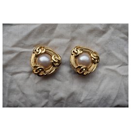 Chanel-Pendientes con clip vintage Chanel en tono dorado con perlas de imitación CC-Dorado
