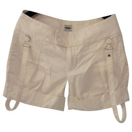 Short diesel avec détails cargo. Couleur beige perle. Beige