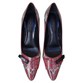 Sapatos de Salto Louis Vuitton Monogram em Couro Envernizado 36.5 Multicor