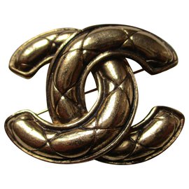 Chanel-Quilted brooch.-Golden