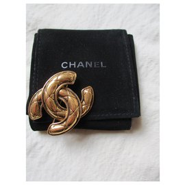 Chanel-Broche acolchoado.-Dourado