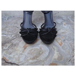 Fendi-Des sandales-Noir