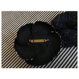 Chanel-Alfileres y broches-Negro,Beige