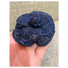 Chanel-Broches et broches-Noir,Bleu