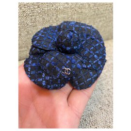Chanel-Alfinetes e broches-Preto,Azul