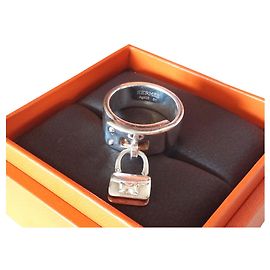 Hermes, Modelo Constance como a bolsa com pingente Hermès Constance. Prata