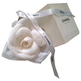 Vintage Camellia Chanel brooch in ecru silk Eggshell