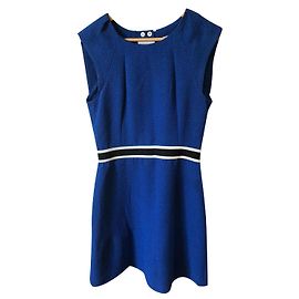 Robe Sandro bleue avec ceinture blanche et noire Bleu