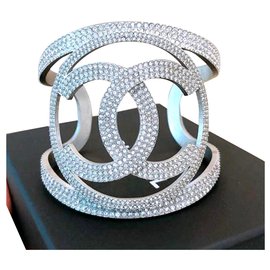 Chanel-Ampio bracciale Chanel in cristallo CC-Argento