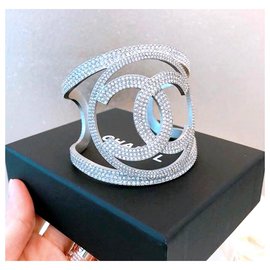 Chanel-Ampio bracciale Chanel in cristallo CC-Argento