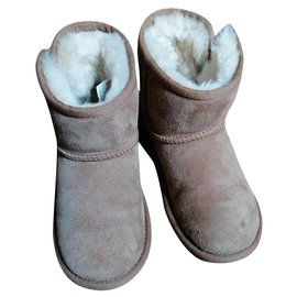 Ugg-Classic-Beige