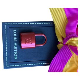 Louis Vuitton-Charmes de sac-Rouge