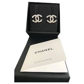 Brincos Chanel CC Classic em metal prateado e strass Prata
