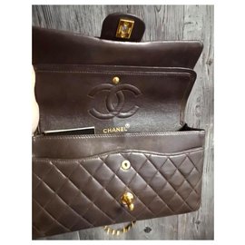 Chanel-Bolso de solapa clásico de piel de cordero marrón chocolate Chanel raro e intemporal-Castaño