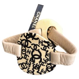 Chanel Lederarmband in Eggshell Aus weiß