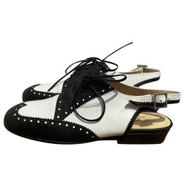 Chanel Schnürschuhe Schwarz Weiß