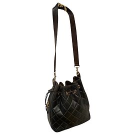 Chanel Eimer Tasche aus dunkelbraun gestepptem Leder Dunkelbraun
