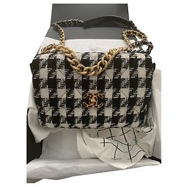 Chanel 19 tweed Outro