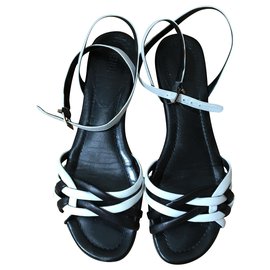 Fendi-black and white leather flat sandals-Black