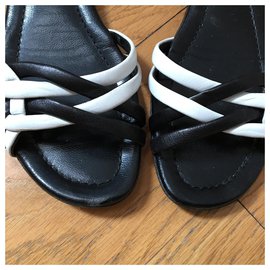 Fendi-black and white leather flat sandals-Black