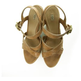 Ugg-Ugg Australia Jasmine Zapatos de plataforma con sandalias de tacón de cuña de cuero tostado en relieve 40-Beige
