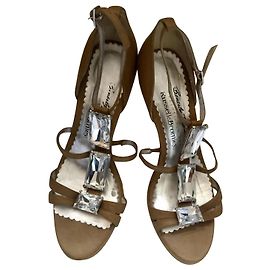 Russell & Bromley Beverly Fieldman para Russel & Bromley saltos vintage com joias Caramelo