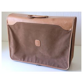 Sac De Voyage Pierre Cardin Marron – Pratique Et Stylé D'occasion