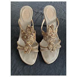 Rene Caovilla Sticksandalen mit Swarovski-Kristallen Beige
