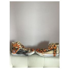 Fabulous pair of converse all star aggressive tiger Eggshell