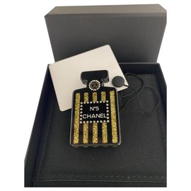 Chanel-Chanel Brooch N.5 in resin , Jamais porté-Multiple colors