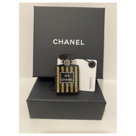 Chanel-Chanel Brooch N.5 em resina , Jamais porté-Multicor