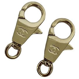2 Charms de bolsa de mosquetão de ouro da Chanel Logos Gold hardware