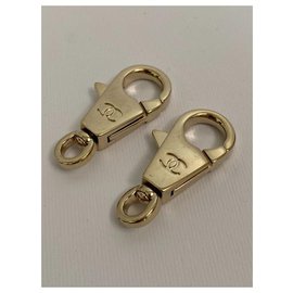 Chanel-2 Charms de bolsa de mosquetão de ouro da Chanel Logos-Gold hardware
