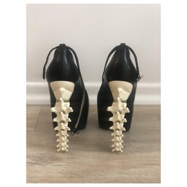 Dsquared2-Dsquared2 Spinal Cord Peep Toe Pumps-Black,White,Beige
